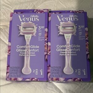 Gillette Venus comfort glide razor handle & cartridges set new!